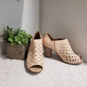 👠 CLARKS ARTISAN CREAM OPEN TOE ANKLE BOOTS